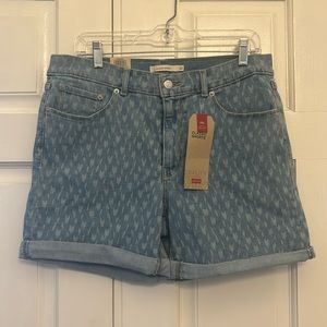 Levi’s Women’s Sculpt Classic Shorts, Size 10/W30. Light Wash With Pattern.